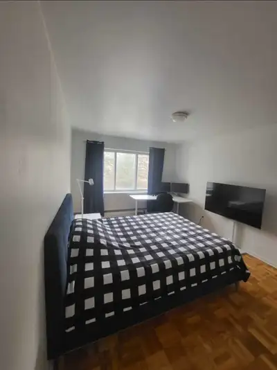 (English will follow) Une chambre propre, lumineuse et chaleureuse est disponible à la location dans...