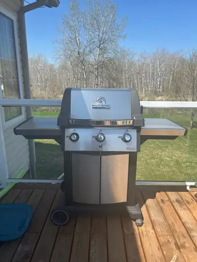 Propane BBQ needs new cooking grates and burners Pickup is 10 minutes east of Beausejour