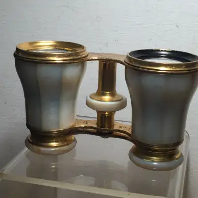 ANTIQUE MOTHER OF PEARL OPERA GLASSES / BINOCULARS.