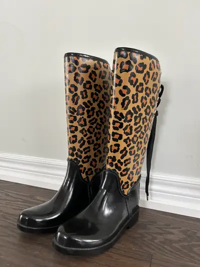 Lady's shoes size 6.5, View more