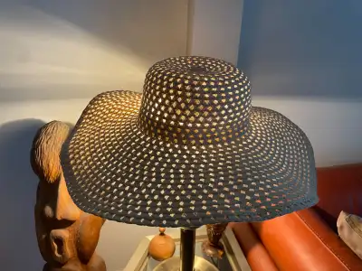 Idéal pour protéger le visage du soleil de façon élégante! Paille souple pouvant être pliée dans une...