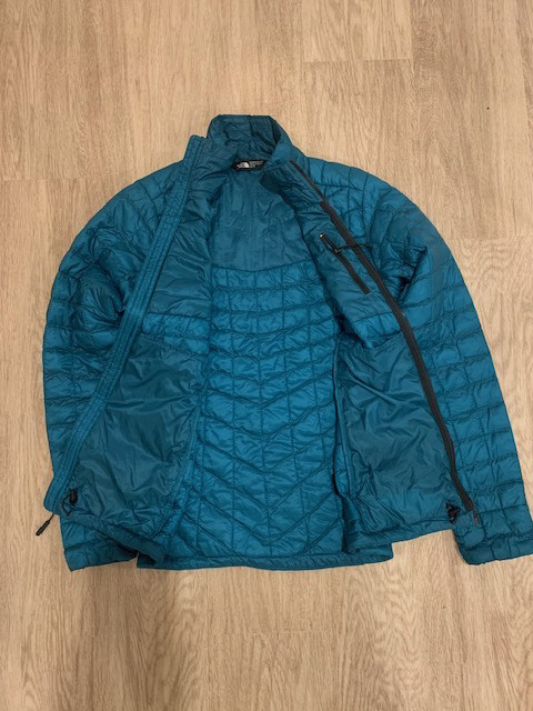 Beautiful North Face Ladies Jacket Size Extra Small in Women's - Tops & Outerwear in City of Toronto - Image 2