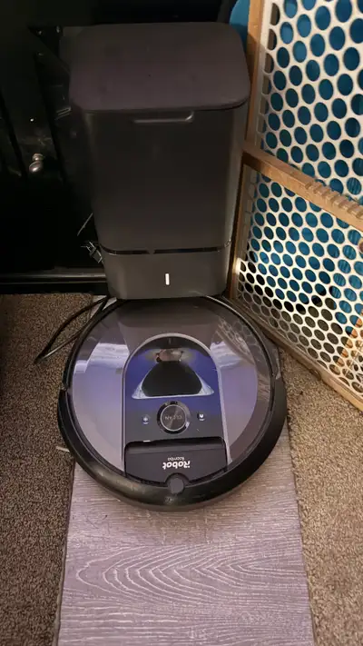 I7 roomba fully functioning, 8/10 cosmetically. 10/10 function. Have to get rid as dogs keep trying...