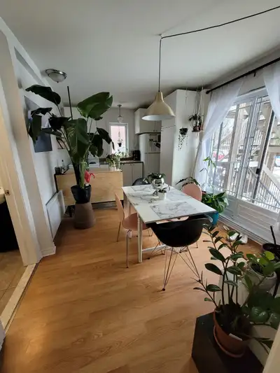 Avec grande terrasse privée 10x14 ds édifice historique rénové propriétaire occupant,à 5 min à pieds...