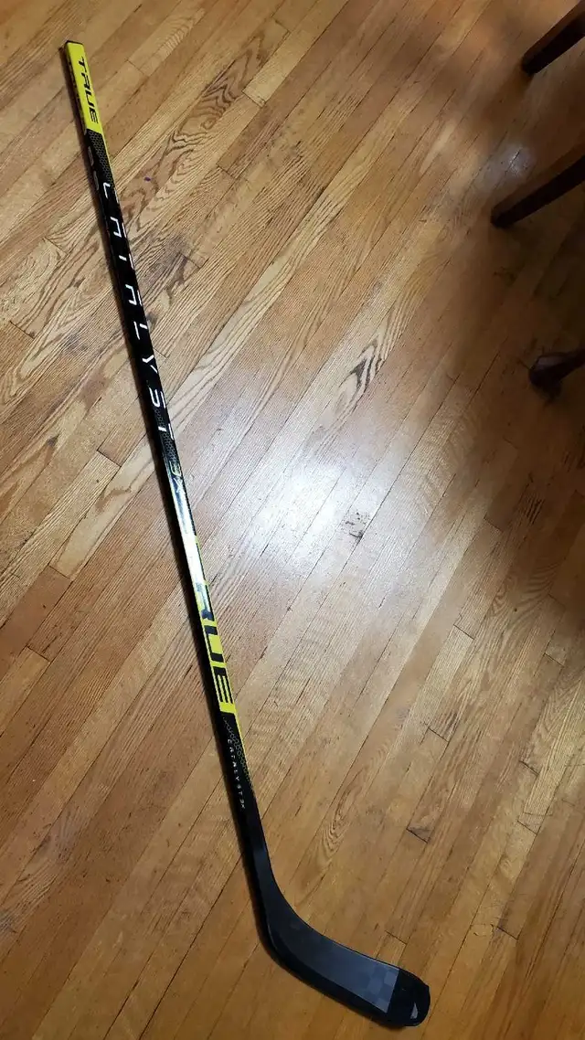 True Catalyst 3x Senior Hockey Stick Left Handed in Hockey in Mississauga / Peel Region - Image 2