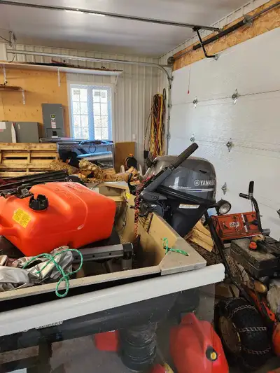Très peu utilisé 2 à 3 heures pour le moteur. Entreposé dans garage chauffé. N'a pas servi les 2 der...