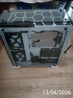 Corsair 570X RGB ATX Mid-Tower Case+ Gigabyte P650B power supply in System Components in City of Toronto - Image 3