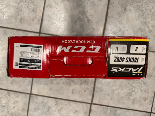 New CCM Tacks Skate Size 3 in Hockey in Markham / York Region - Image 4