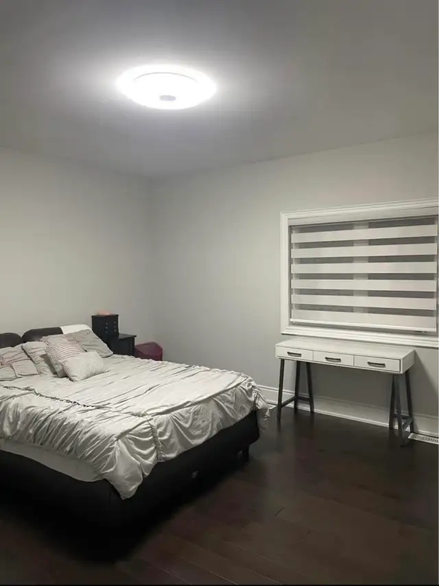 Spacious room in Newmarket/East Gwillimbury asap / April 1st