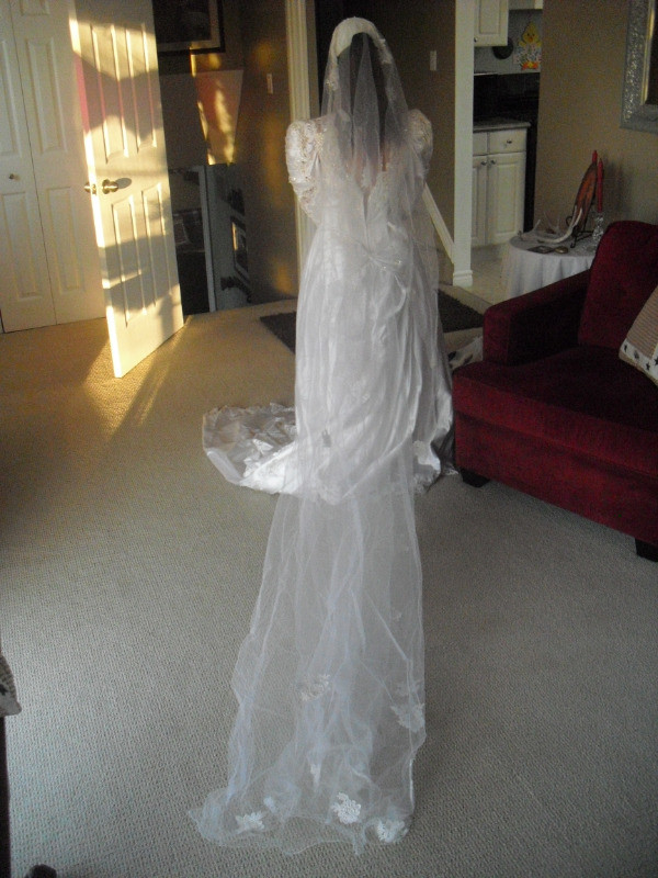 Bridal Headpiece with Veil in Wedding in Belleville - Image 2