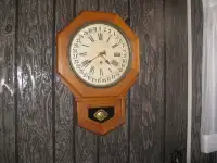 Horloge antique USA . Indique aussi le quantième du mois.