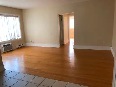 —- Great Location! 2 Bed. Apt. on Osborne St. Pet Friendly!! —-