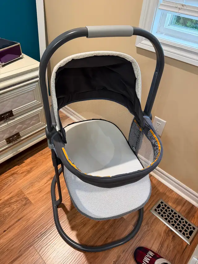 Graco bassinet (adjustable height, barely used)