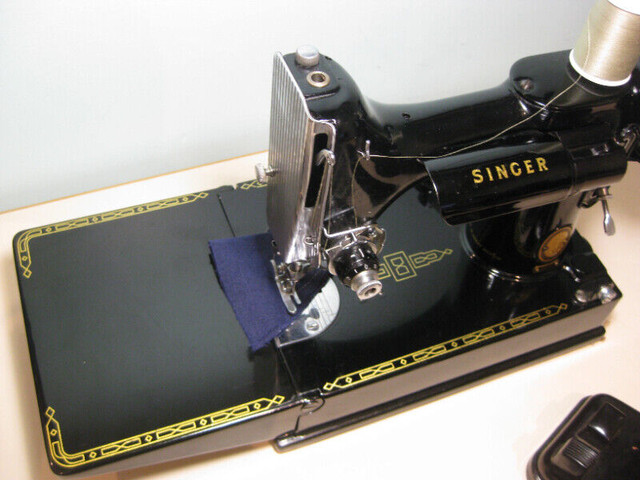 Singer 221K featherweight portable sewing machine (1956) in Hobbies & Crafts in Ottawa