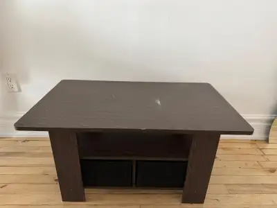 Table basse simple avec tiroirs en tissue. Bon état sauf la surface qui est rayée.