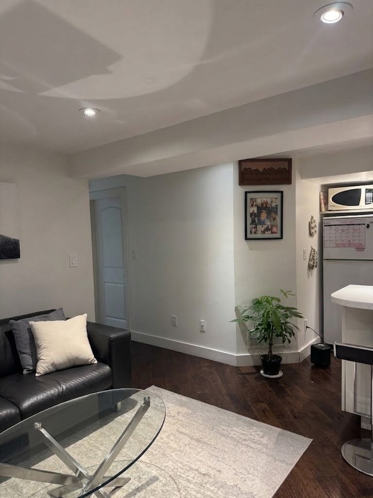 ONE BEDROOM BASEMENT APARTMENT IN HIGH PARK/JUNCTION 4