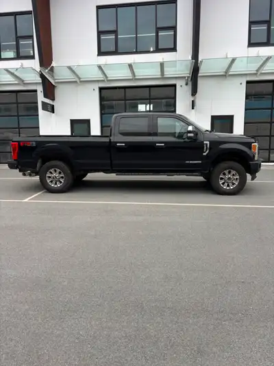 Well maintained F350, one owner. The truck had warranty and the maintenance package up to 160,000 km...