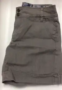 New Women’s Grey Denim Shorts For Sale - Size 8 - Never Worn