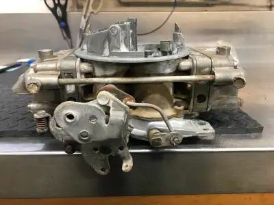 Holley 650 carb 6210-1 (4165) for parts or rebuild. Missing choke assembly and secondary pump lever...
