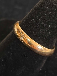 10k Yellow Gold Band Ring With Small Diamond Size 7.5