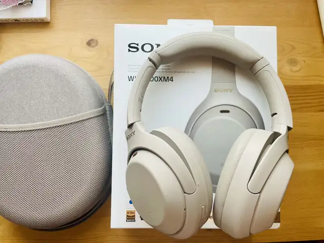 Sony WH-1000XM4 Noise Cancelling Wireless Headphones  in Headphones in Markham / York Region - Image 2