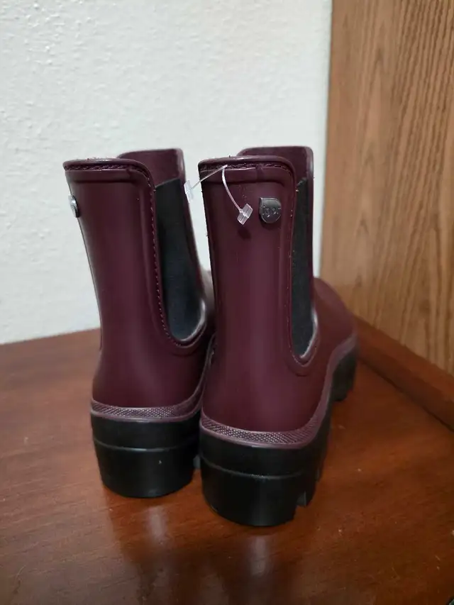 Cougar Chelsea Boot in Women's - Shoes in Edmonton - Image 3