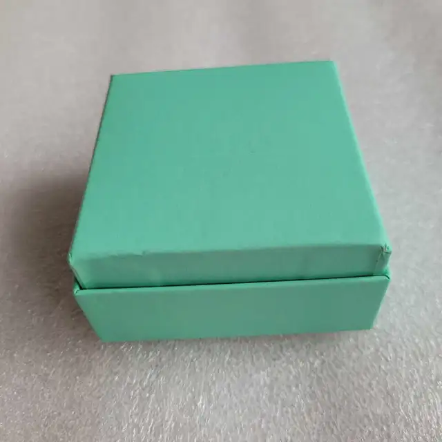 Tiffany & Co boite à bijou vide empty  jewelry box in Jewellery & Watches in City of Montréal - Image 9