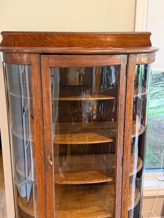 antique China cabinet/curio in Hutches & Display Cabinets in Muskoka - Image 4