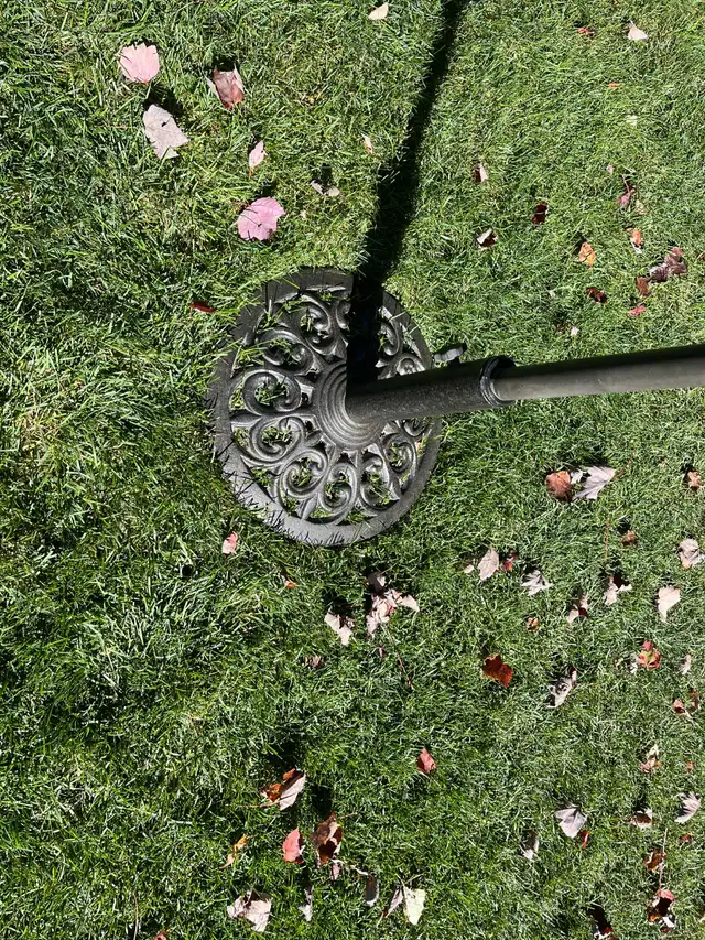 Granby : Grand Parasol avec pied robuste en fonte in Patio & Garden Furniture in Granby - Image 4