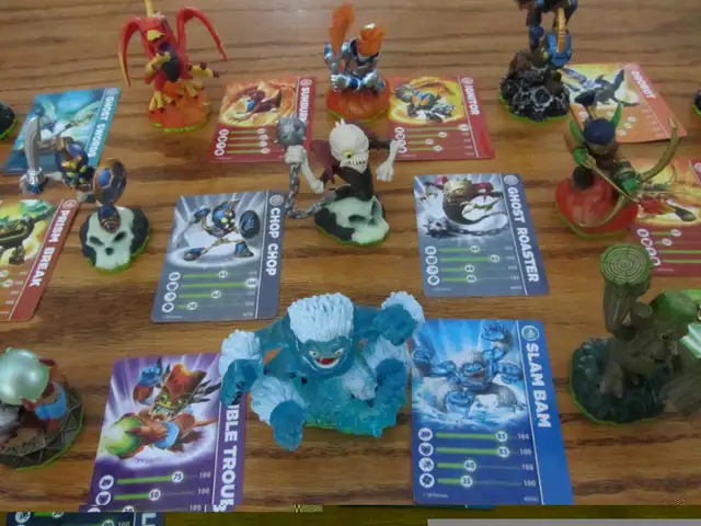 Skylanders Spyro's Adventure Figures Near Complete Set With Card in Other in Oakville / Halton Region - Image 4