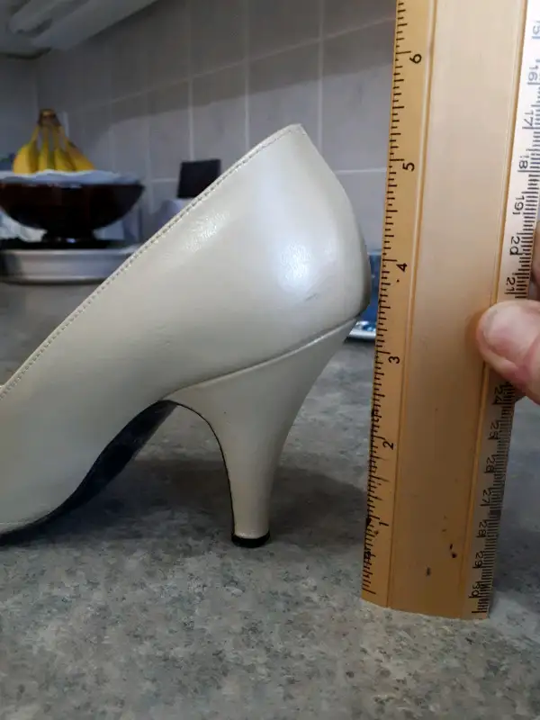 Classic high heel pump (size 7.5) in Women's - Shoes in Edmonton - Image 5