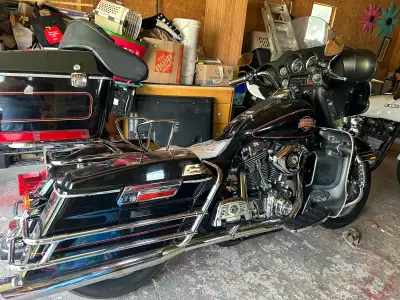 Fully loaded 2002 Harley Davidson Classic. Never dropped, new exhaust, serviced from CHC. Original o...