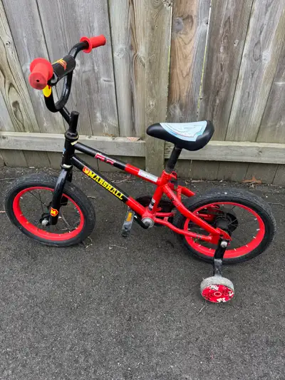 This is a used Marshall 12-inch kids' bike, perfect for your little one to learn how to ride! The bi...