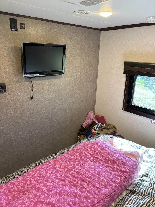 2019 - Jayco Talon 413T Toy Hauler – 3/4 Ton Towable + Drop Hitc in Travel Trailers & Campers in Edmonton - Image 16