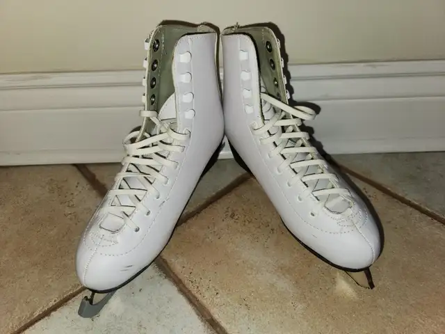 WINNWELL ladies figure skates US size 5 (EU 35-36) in Skates & Blades in Markham / York Region - Image 4