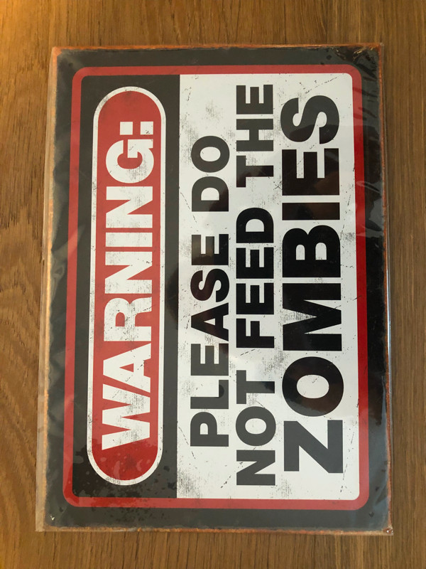 Zombie Lunch Box & Sign in Arts & Collectibles in Comox / Courtenay / Cumberland - Image 4