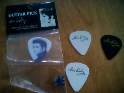 Pique a guitard Elvis Presley, View more