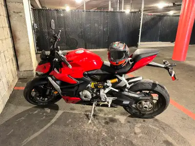 Ducati streetfighter V2 2022, 9000 kilomètres, impeccable, aucune grafigne, toujours dormi à chaleur...