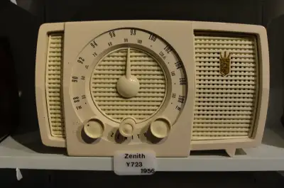 ZENITH Y723 AM/FM RADIO, View more