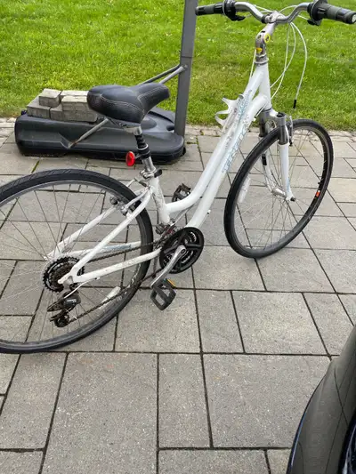 Trek 7100 Women's Crusing Bike in good condition, ultra comfortable seat and leather-look handles. G...