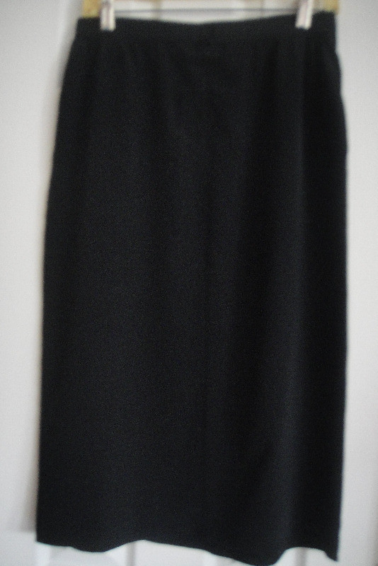 Womens Skirt Black Pinstripe Career Suiting Straight Pencil Sz 8 in Women's - Bottoms in Markham / York Region