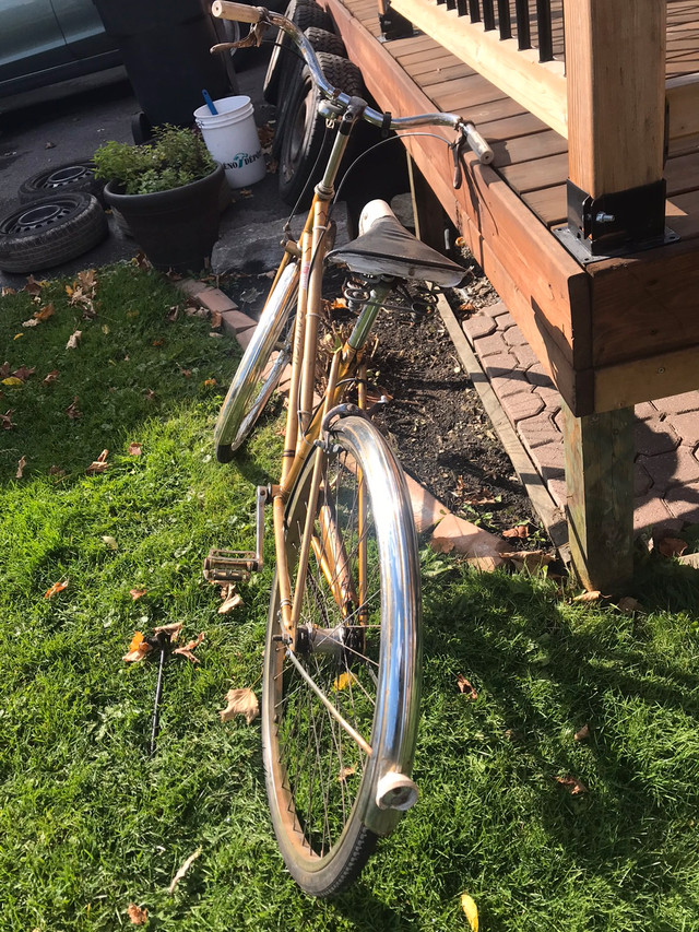 Bicyclette antique Raleigh dans De route  à Laval/Rive Nord