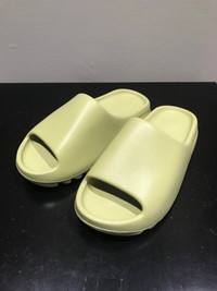 Yeezy Slides Resin | size 9.5