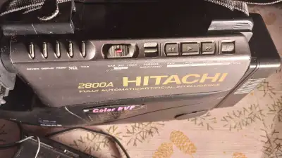 Voici une caméra vidéo Hitachi 2800A vintage, idéale pour les collectionneurs ou pour ceux qui aimen...