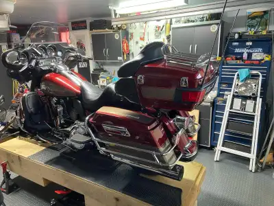 Ultra glide classic, very good shape. 96 ci motor, ABS, cruise, hog tunes blue tooth. Just turned 70...