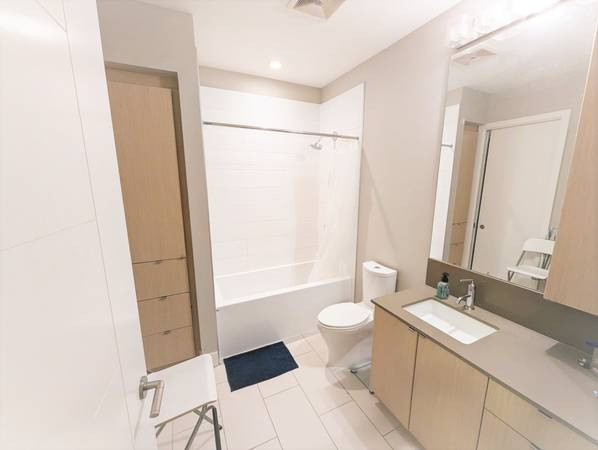 High Ceiling, Pet Friendly, 1 Bed, In Suite Laundry, Gym, Patio in British Columbia - Image 3