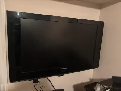 Clean tv 50 got wall hanger, working perfectly with remote
