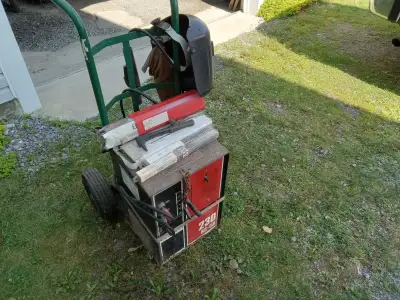 Poste de soudure 230 AC-DC avec diable $150, View more