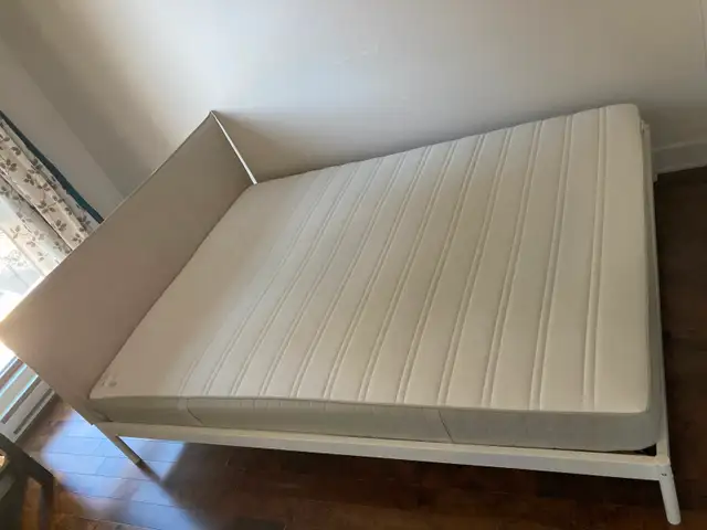 Lit grand 2 places avec matelas / Queen bed with mattress in Beds & Mattresses in City of Montréal - Image 3
