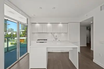 Property Highlights 6463 Silver Avenue, Burnaby Welcome to Maywood on the Park, a modern residential...